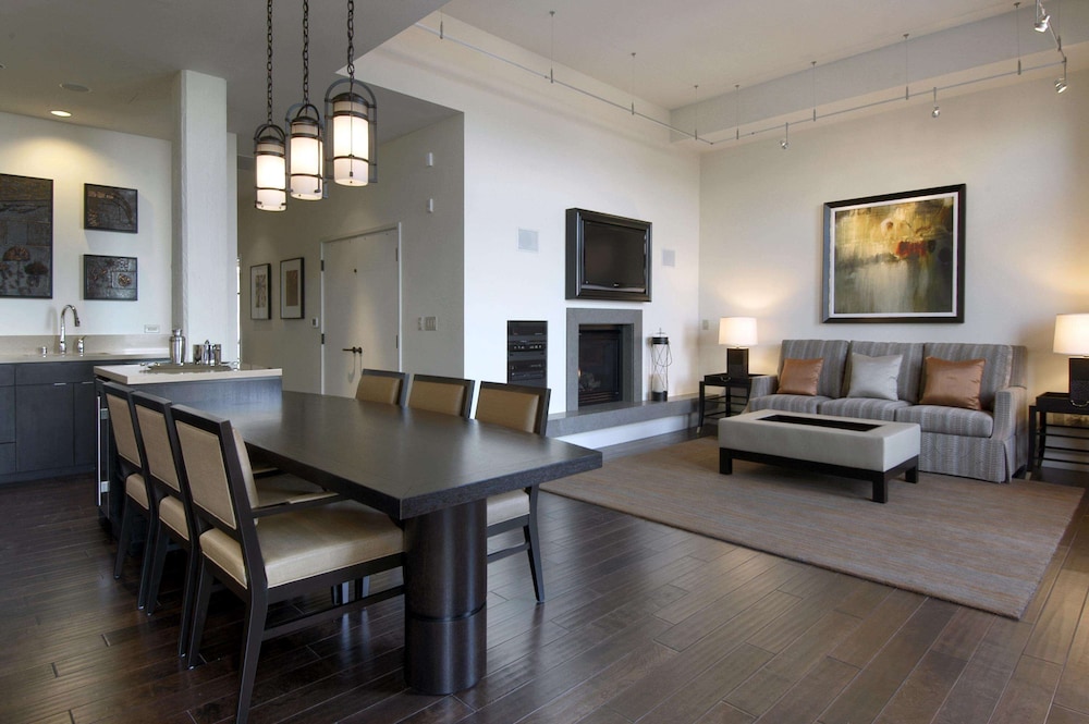 RESIDENCIA CON 2 DORMITORIOS Y VISTAS A LA BAHÍA 2 King 1194 SF 110 SM. Cocina Gourmet. Sala de estar, Sofá cama del hotel Fairmont Heritage Place, Ghirardelli Square. Foto 5