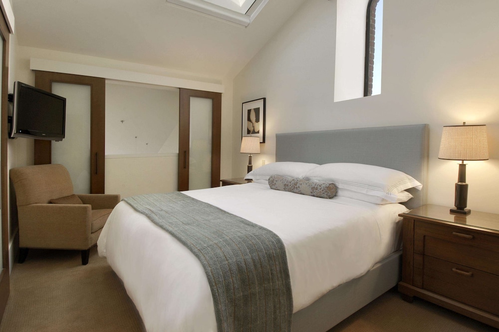 RESIDENCIA CON 2 DORMITORIOS Y VISTAS A LA BAHÍA 2 King 1194 SF 110 SM. Cocina Gourmet. Sala de estar, Sofá cama del hotel Fairmont Heritage Place, Ghirardelli Square. Foto 6