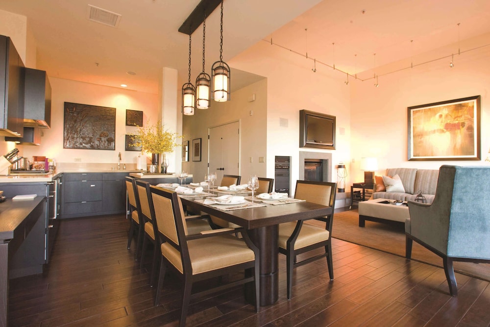 RESIDENCIA CON 2 DORMITORIOS Y VISTAS A LA BAHÍA 2 King 1194 SF 110 SM. Cocina Gourmet. Sala de estar, Sofá cama del hotel Fairmont Heritage Place, Ghirardelli Square. Foto 9