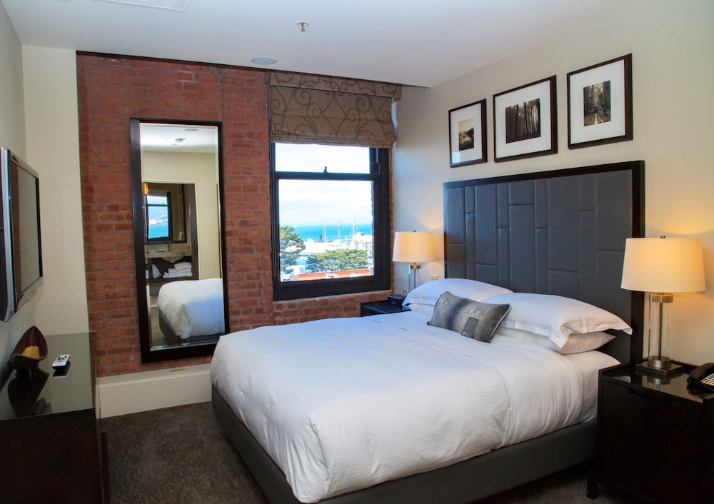 RESIDENCIA CON 1 DORMITORIO 1 King 850 SF 78 SM, Cocina Gourmet. Sala de estar, Sofá cama del hotel Fairmont Heritage Place, Ghirardelli Square