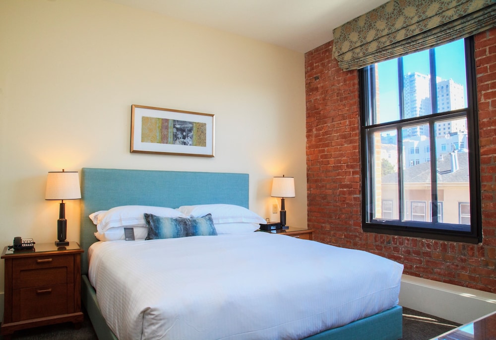 RESIDENCIA CON 1 DORMITORIO Y VISTAS A LA BAHÍA ACCESIBLE PARA MOVILIDAD Y AUDICIÓN 1 King 850 SF 78 SM del hotel Fairmont Heritage Place, Ghirardelli Square