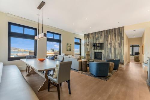 RESIDENCIA SIGNATURE CON 3 DORMITORIOS Y VISTAS A LA BAHÍA 3 King 1900 SF 176 SM. Cocina Gourmet. Sala de estar, Sofá cama del hotel Fairmont Heritage Place, Ghirardelli Square. Foto 1