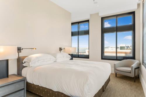 RESIDENCIA SIGNATURE CON 3 DORMITORIOS Y VISTAS A LA BAHÍA 3 King 1900 SF 176 SM. Cocina Gourmet. Sala de estar, Sofá cama del hotel Fairmont Heritage Place, Ghirardelli Square. Foto 2