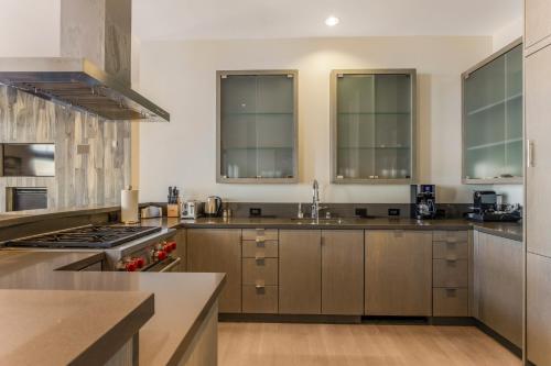 RESIDENCIA SIGNATURE CON 3 DORMITORIOS Y VISTAS A LA BAHÍA 3 King 1900 SF 176 SM. Cocina Gourmet. Sala de estar, Sofá cama del hotel Fairmont Heritage Place, Ghirardelli Square. Foto 3