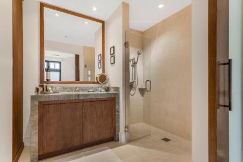 RESIDENCIA SIGNATURE CON 3 DORMITORIOS Y VISTAS A LA BAHÍA 3 King 1900 SF 176 SM. Cocina Gourmet. Sala de estar, Sofá cama del hotel Fairmont Heritage Place, Ghirardelli Square. Foto 4