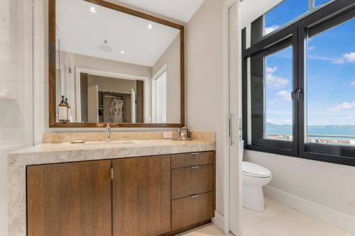 RESIDENCIA SIGNATURE CON 3 DORMITORIOS Y VISTAS A LA BAHÍA 3 King 1900 SF 176 SM. Cocina Gourmet. Sala de estar, Sofá cama del hotel Fairmont Heritage Place, Ghirardelli Square. Foto 5