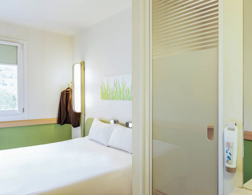 Habitación con cama de matrimonio y una individual del hotel Ibis Budget Oviedo
