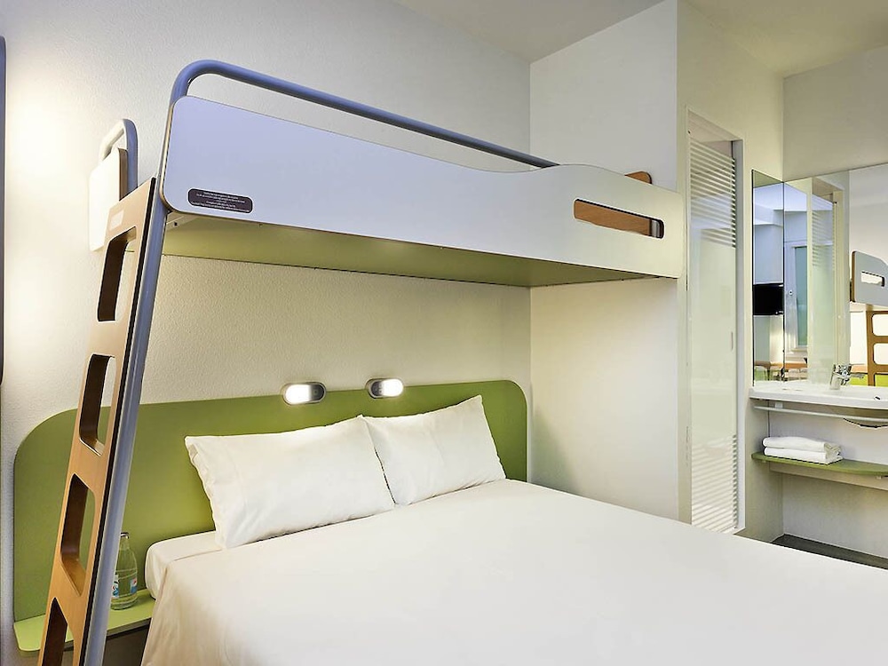 Habitación con cama de matrimonio y una individual del hotel Ibis Budget Oviedo