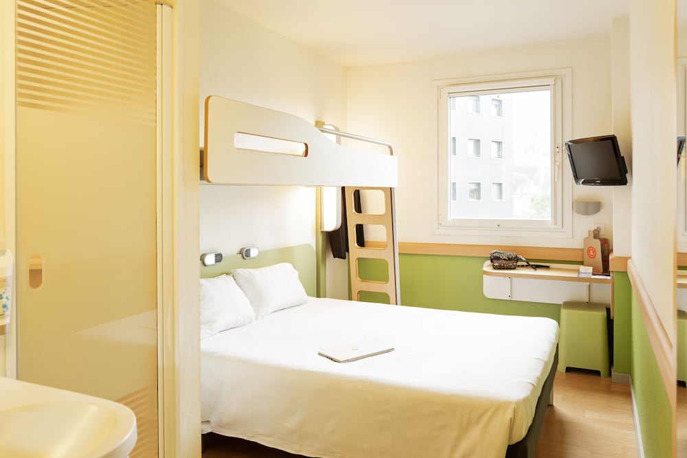 Habitación con cama de matrimonio y una individual del hotel Ibis Budget Oviedo. Foto 1