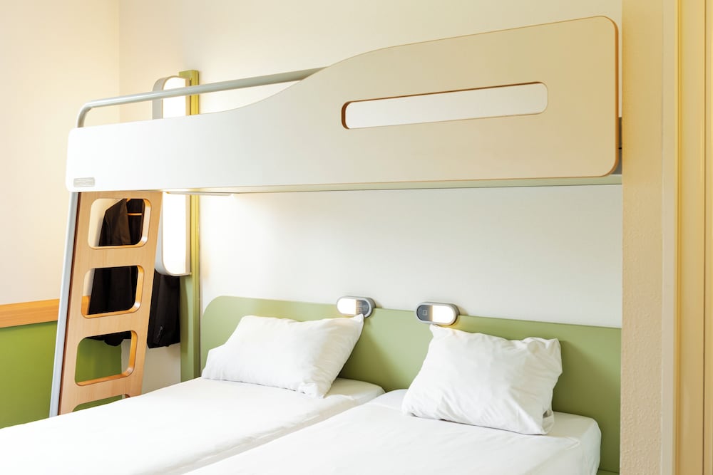 Habitación Doble Estándar con 2 camas individuales del hotel Ibis Budget Oviedo. Foto 1