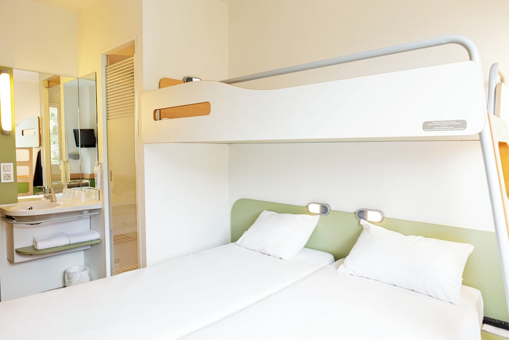 Habitación Doble Estándar con 2 camas individuales del hotel Ibis Budget Oviedo. Foto 2