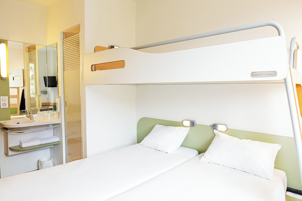 Habitación Doble Estándar con 2 camas individuales del hotel Ibis Budget Oviedo. Foto 3