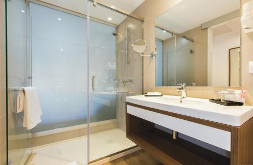 Habitación doble con balcón del hotel Riu Bravo - 0'0 All Inclusive. Foto 1
