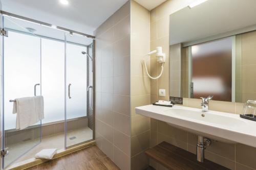 Habitación doble con balcón del hotel Riu Bravo - 0'0 All Inclusive. Foto 3