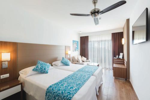 Habitación doble con balcón del hotel Riu Bravo - 0'0 All Inclusive. Foto 4