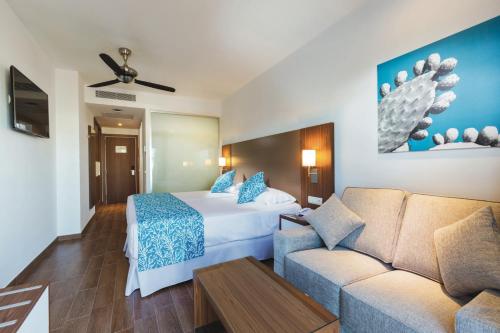 Habitación doble con balcón del hotel Riu Bravo - 0'0 All Inclusive. Foto 5