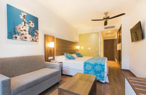 Habitación doble con balcón del hotel Riu Bravo - 0'0 All Inclusive. Foto 6