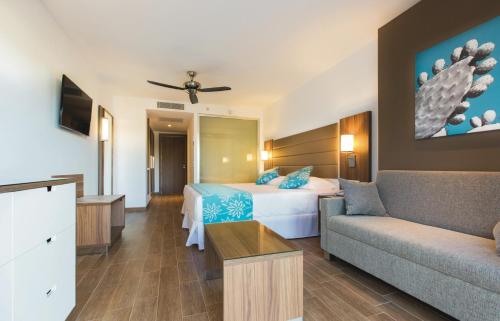 Habitación Doble Deluxe con Balcón del hotel Riu Bravo - 0'0 All Inclusive. Foto 1