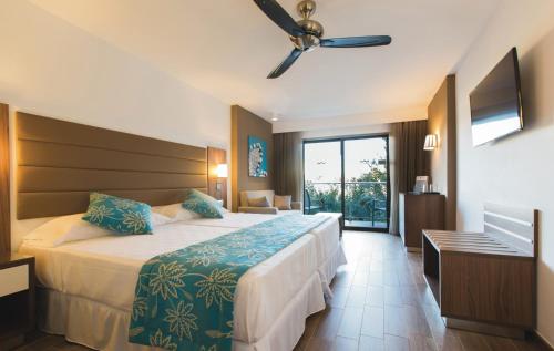 Habitación Doble Deluxe con Balcón del hotel Riu Bravo - 0'0 All Inclusive. Foto 2