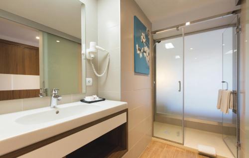 Habitación Doble Deluxe con Balcón del hotel Riu Bravo - 0'0 All Inclusive. Foto 3