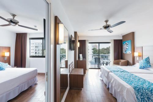 Habitación Familiar con balcón del hotel Riu Bravo - 0'0 All Inclusive
