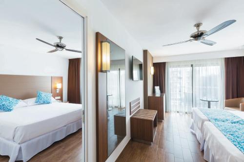 Habitación Familiar con balcón del hotel Riu Bravo - 0'0 All Inclusive. Foto 1