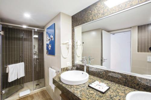 Habitación Familiar con balcón del hotel Riu Bravo - 0'0 All Inclusive. Foto 2
