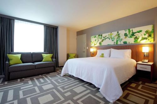 Habitación con cama extragrande y vistas a la ciudad del hotel Hilton Garden Inn New York Central Park South