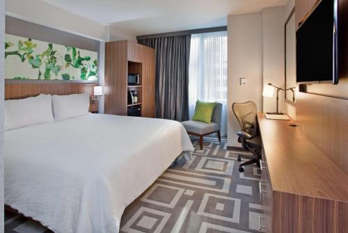 Habitación King accesible para personas con discapacidad auditiva - Con ducha a ras de suelo del hotel Hilton Garden Inn New York Central Park South. Foto 3