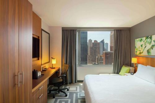 Habitación con cama extragrande y vistas a la ciudad del hotel Hilton Garden Inn New York Central Park South. Foto 1