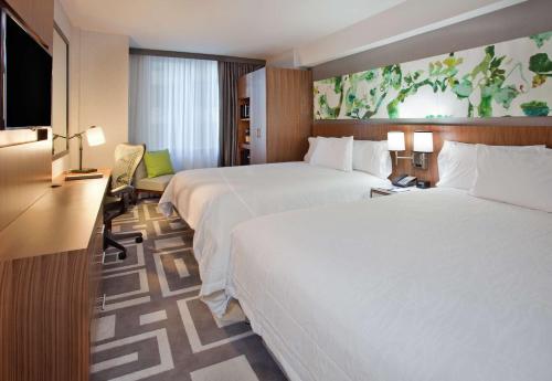 Habitación Queen con dos camas queen del hotel Hilton Garden Inn New York Central Park South. Foto 3