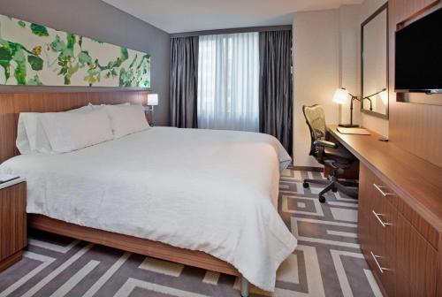 Habitación con cama extragrande. del hotel Hilton Garden Inn New York Central Park South. Foto 5