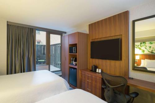 Habitación Premium Queen con dos camas queen del hotel Hilton Garden Inn New York Central Park South