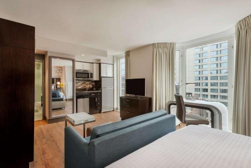 Estudio Doble con cama grande y vistas a la ciudad del hotel Homewood Suites New York/midtown Manhattan Times Square South. Foto 1