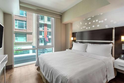 Estudio con cama extragrande y ducha accesible en silla de ruedas - Adaptado para personas con discapacidad auditiva/movilidad reducida - No fumadores del hotel Homewood Suites New York/midtown Manhattan Times Square South. Foto 1