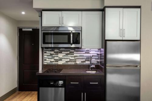 Estudio con cama extragrande y ducha accesible en silla de ruedas - Adaptado para personas con discapacidad auditiva/movilidad reducida - No fumadores del hotel Homewood Suites New York/midtown Manhattan Times Square South. Foto 3