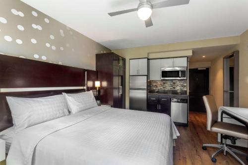 Estudio Efficiency con cama extragrande y balcón del hotel Homewood Suites New York/midtown Manhattan Times Square South. Foto 1