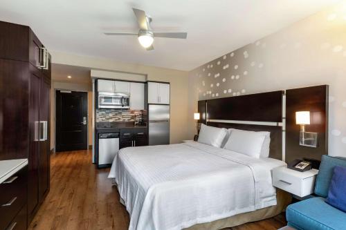 Estudio Efficiency con cama extragrande y balcón del hotel Homewood Suites New York/midtown Manhattan Times Square South. Foto 2