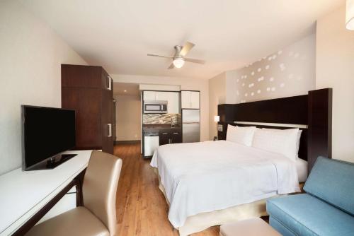 Estudio Efficiency con cama extragrande y balcón del hotel Homewood Suites New York/midtown Manhattan Times Square South. Foto 3