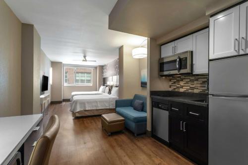 Estudio Extragrande con 2 camas grandes - Adaptado para personas con discapacidad auditiva del hotel Homewood Suites New York/midtown Manhattan Times Square South. Foto 1