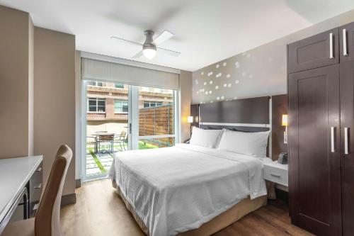 Estudio Efficiency con cama extragrande y balcón del hotel Homewood Suites New York/midtown Manhattan Times Square South