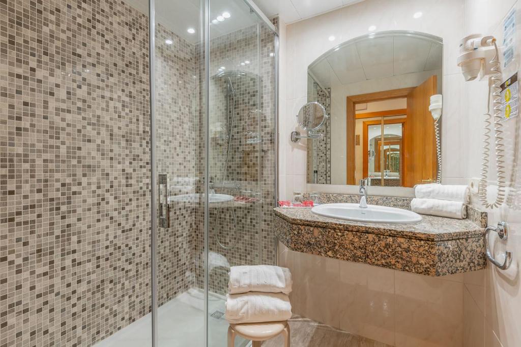 Habitación triple del hotel Y Apartamentos Leman