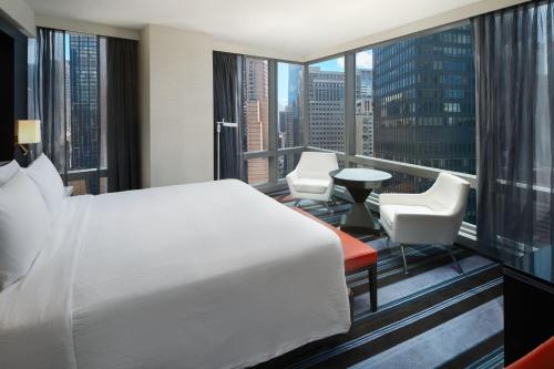 Habitación Doble Esquinera con vistas a la ciudad - Cama extragrande del hotel Courtyard by Marriott New York Manhattan / Central Park. Foto 1