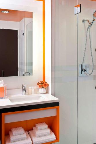 Habitación Doble - 2 camas dobles del hotel Courtyard by Marriott New York Manhattan / Central Park. Foto 5