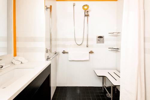 Habitación Doble con vistas a la ciudad - cama doble o doble grande del hotel Courtyard by Marriott New York Manhattan / Central Park. Foto 4