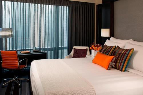 Habitación adaptada para personas con discapacidad auditiva, con vistas a la ciudad - 1 cama grande o extragrande del hotel Courtyard by Marriott New York Manhattan / Central Park. Foto 5