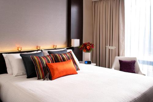 Habitación adaptada para personas con discapacidad auditiva, con vistas a la ciudad - 1 cama grande o extragrande del hotel Courtyard by Marriott New York Manhattan / Central Park. Foto 6