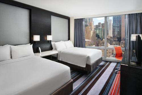 Habitación Doble adaptada para personas con movilidad reducida, con vistas a la ciudad, bañera adaptada y cambio a una categoría superior - 2 camas do del hotel Courtyard by Marriott New York Manhattan / Central Park