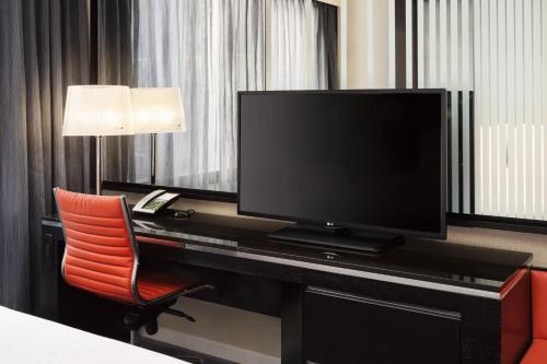 Habitación Doble adaptada para personas con movilidad reducida, con vistas a la ciudad, bañera adaptada y cambio a una categoría superior - 2 camas do del hotel Courtyard by Marriott New York Manhattan / Central Park. Foto 1