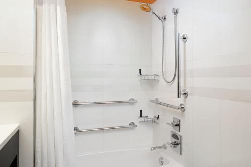 Habitación Doble adaptada para personas con movilidad reducida, con vistas a la ciudad, bañera adaptada y cambio a una categoría superior - 2 camas do del hotel Courtyard by Marriott New York Manhattan / Central Park. Foto 5